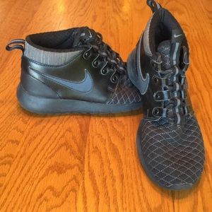 Black quilted Nike sneakers for kids or women’s